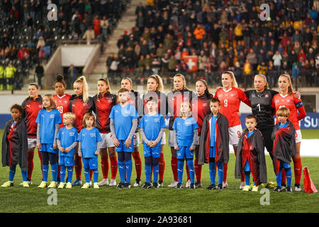 SCHAFFHAUSEN, SUISSE - Le 12 novembre : Les joueurs de la Suisse pendant l'hymne national avant de l'UEFA Euro Women's football match qualificatif entre la Suisse et la Roumanie à la Lipo Park le 12 novembre 2019 à Schaffhausen, Suisse (photo de Daniela Porcelli/SPP) Banque D'Images