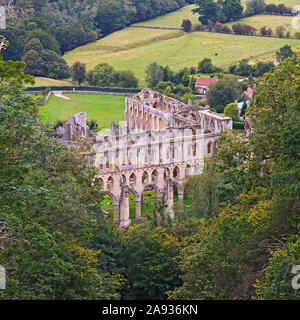 Rievaulx Abbey ruins vu de Rievaulx Terrace, Ryedale, North Yorkshire Moors, UK Banque D'Images