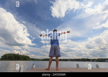 Jeune homme avec le syndrome de Down jouant sur un quai Banque D'Images