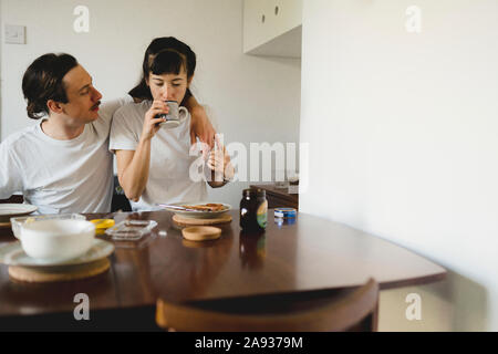 Couple à la maison Banque D'Images