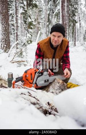 Bûcheron en forêt Banque D'Images