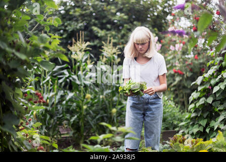 Teenage girl in garden Banque D'Images