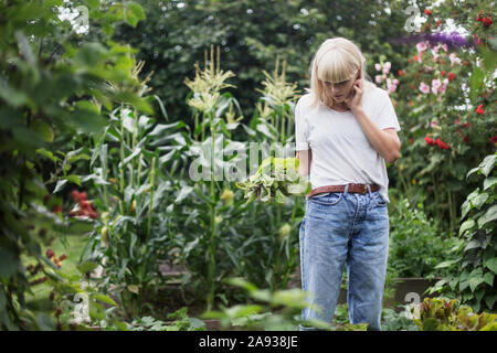 Femme au jardin Banque D'Images