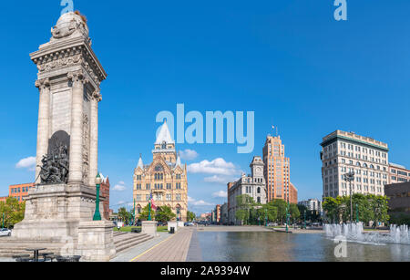 Clinton Square dans le centre-ville historique de Syracuse, New York State, USA. Les soldats et les marins'' Monument est au premier plan. Banque D'Images