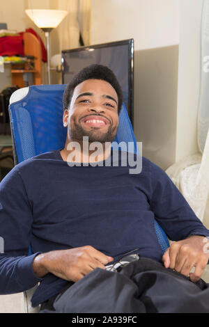Portrait d'un homme afro-américain heureux avec paralysie cérébrale à accueil Banque D'Images