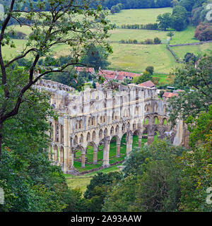 L'abbaye de Rievaulx vu de Rievaulx Terrace, Ryedale, North Yorkshire Moors, UK Banque D'Images