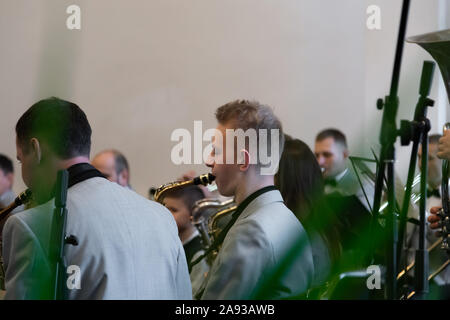 Kiev - nov, 10, 2019 : Les jeunes jouent dans l'orchestre sur instruments de musique différents en costumes gris. Banque D'Images