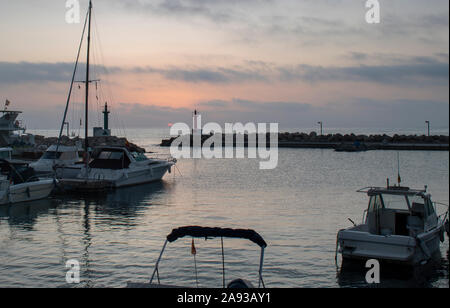 Lever du soleil avec le soleil juste au-dessus de l'horizon voyeur à Cal Bona Majorque Marina. Banque D'Images