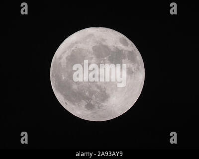 Sheerness, Kent, UK. 12 novembre, 2019. Météo France : la pleine lune sur Beaver, Sheerness Kent. Credit : James Bell/Alamy Live News Banque D'Images