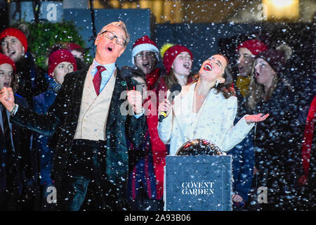 Londres, Royaume-Uni. 12 novembre 2019. Paul Feig (L), dernier film de Noël directeur, Emilia Clarke (R), actrice de cinéma de Noël dernier, sur scène lors de l'assemblée annuelle de l'interrupteur des feux de Noël-sur Covent Garden. Crédit : Stephen Chung / Alamy Live News Banque D'Images