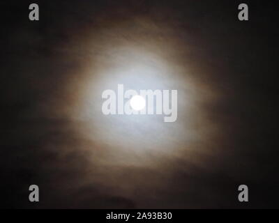 Sheerness, Kent, UK. 12 novembre, 2019. Météo France : la pleine lune sur Beaver, Sheerness Kent avec un effet de halo. Credit : James Bell/Alamy Live News Banque D'Images