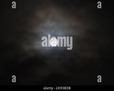 Sheerness, Kent, UK. 12 novembre, 2019. Météo France : la pleine lune sur Beaver, Sheerness Kent avec un effet de halo. Credit : James Bell/Alamy Live News Banque D'Images