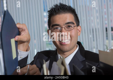 Portrait d'un homme asiatique avec l'autisme travaillant dans un bureau Banque D'Images