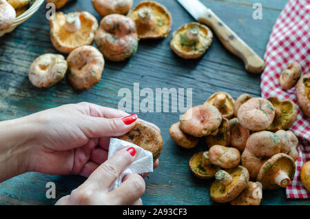 La femme est le nettoyage des champignons dans la cuisine. Banque D'Images