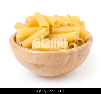 Pâtes Tortiglioni au bol en bois isolé sur fond blanc Banque D'Images