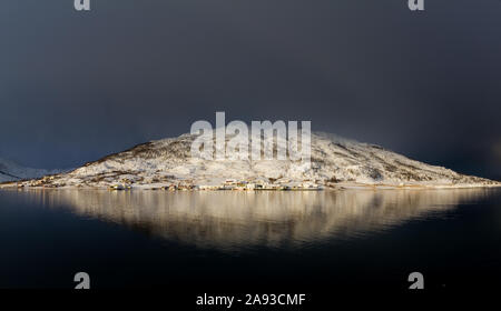 Kvaløyvågen dans le Nord de la Norvège en hiver Banque D'Images