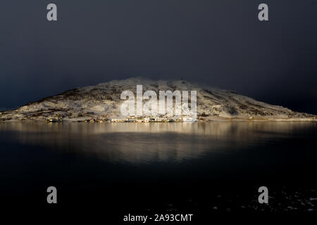 Kvaløyvågen dans le Nord de la Norvège en hiver Banque D'Images