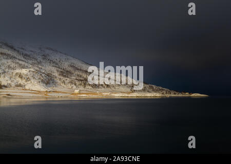 Kvaløyvågen dans le Nord de la Norvège en hiver Banque D'Images