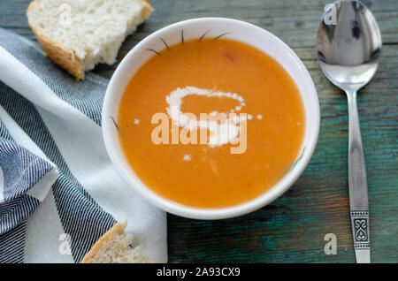 Le bol de soupe le tarhana sur la table,vue d'en haut. Banque D'Images