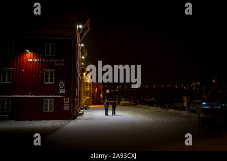 Le port de Tromsø, dans le Nord de la Norvège par une nuit d'hiver Banque D'Images