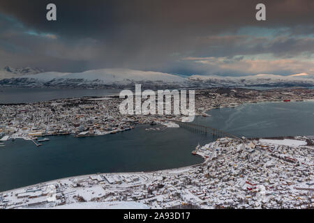 Tromsø, dans le Nord de la Norvège, vu de la station de téléphérique Fjellheisen en hiver Banque D'Images