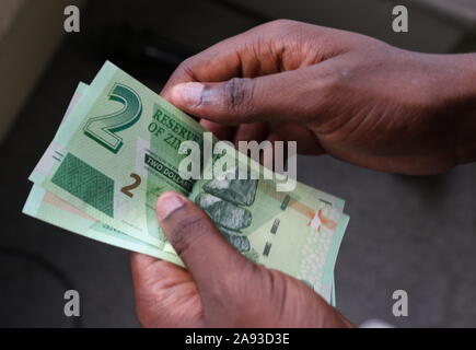 Harare. 12 Nov, 2019. Photo prise le 12 novembre 2019 à Harare, Zimbabwe présente le nouveau dollar 2 notes. Les banques du Zimbabwe a commencé mardi dans pour distribuer de nouveaux billets de banque et pièces de monnaie émis par la Banque de réserve du Zimbabwe (RBZ) pour alléger les déficits de trésorerie. Credit : Shaun Jusa/Xinhua/Alamy Live News Banque D'Images