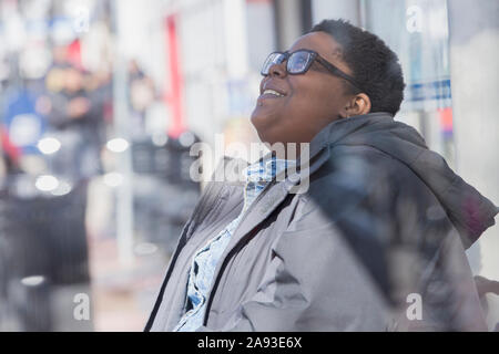 Femme avec trouble bipolaire relaxant dans son quartier avec un cigarette Banque D'Images