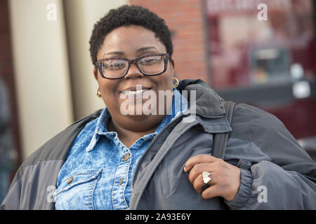 Portrait d'une femme heureuse avec le trouble bipolaire shopping dans elle quartier Banque D'Images