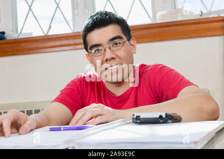 Portrait de l'homme asiatique avec l'autisme travaillant dans sa maison Banque D'Images