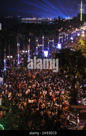 Un rassemblement de masse, la foule sur le bord de la rivière pendant la fête de l'eau du Cambodge, Phnom Penh, Cambodge. © Kraig Lieb Banque D'Images