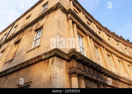 Bennett St et le cirque est une rue historique de grands townhouses à Bath, Somerset, England, UK Banque D'Images