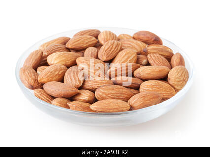 Les amandes dans un bol en verre isolé sur fond blanc Banque D'Images