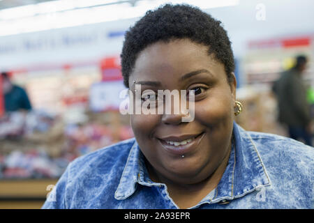 Portrait d'une femme heureuse avec le désordre bipolaire shopping dans un supermarché Banque D'Images