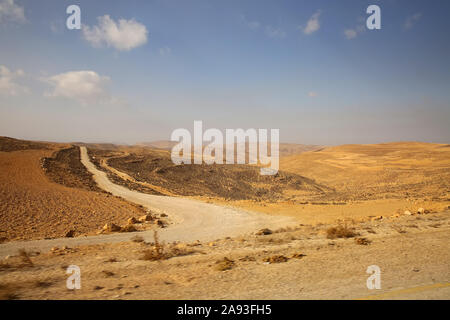 Vues du King's Highway Road & Wadi Musa, à travers le désert entre Aqaba et Petra, Jordanie. Banque D'Images