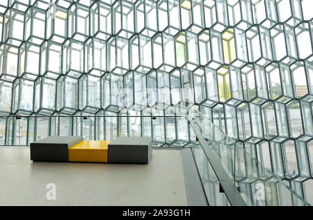 Intérieur de géodésique Harpa Concert Hall et le centre de conférence d'une merveille d'architecture moderne du danois Henning Larsen Architects par artiste visuel Olafu Banque D'Images