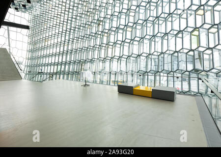 Intérieur de géodésique Harpa Concert Hall et le centre de conférence d'une merveille d'architecture moderne du danois Henning Larsen Architects par artiste visuel Olafu Banque D'Images