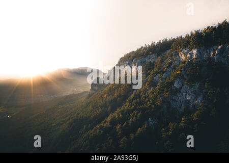 Forêt d'automne Coucher de soleil paysage dans les montagnes de l'Autriche Banque D'Images