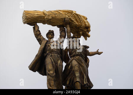 Symbole d'un travailleur et un agriculteur collective sur le vdnkh - la Russie, Moscou ,2019 Banque D'Images