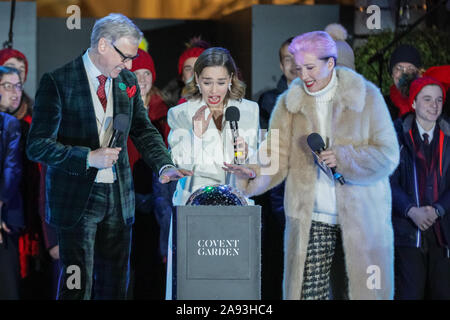 West End, Londres, Royaume-Uni, 12 novembre 2019. Les stars du nouveau film 'Last Christmas', actrices Emilia Clarke, (qui a également joué dans Game of Thrones), et en gagnant d'un Oscar, l'actrice Emma Thompson, avec le directeur Paul Feig (gauche) allumer les feux. Spectateurs regarder le spectacle annuel et de l'interrupteur sur le magnifique arbre de Noël de Covent Garden et de lumières dans le West End de Londres. Credit : Imageplotter/Alamy Live News Banque D'Images