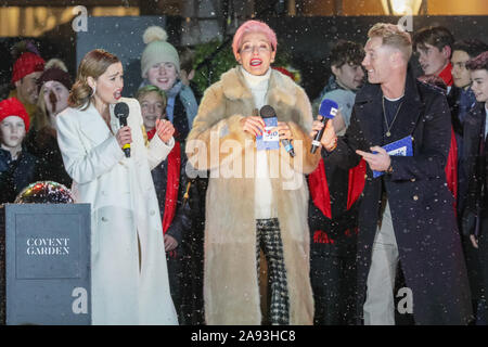 West End, Londres, Royaume-Uni, 12 novembre 2019. Les stars du nouveau film 'Last Christmas', actrices Emilia Clarke, (qui a également joué dans Game of Thrones), et en gagnant d'un Oscar, l'actrice Emma Thompson,et présentateur de l'émission, Magic FM's Ronan Keating. Spectateurs regarder le spectacle annuel et de l'interrupteur sur le magnifique arbre de Noël de Covent Garden et de lumières dans le West End de Londres. Credit : Imageplotter/Alamy Live News Banque D'Images