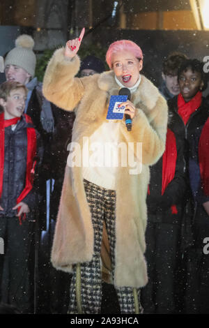 West End, Londres, Royaume-Uni, 12 novembre 2019. Star du nouveau film 'Last Christmas', en gagnant d'un Oscar, l'actrice Emma Thompson. Spectateurs regarder le spectacle annuel et de l'interrupteur sur le magnifique arbre de Noël de Covent Garden et de lumières dans le West End de Londres. Credit : Imageplotter/Alamy Live News Banque D'Images