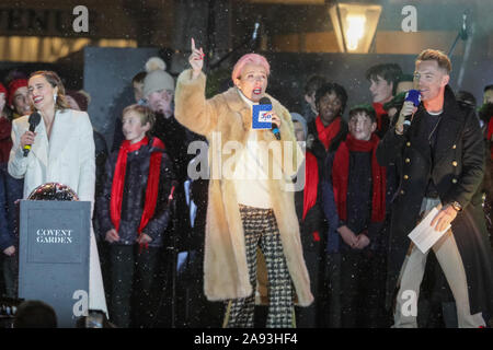 West End, Londres, Royaume-Uni, 12 novembre 2019. Les stars du nouveau film 'Last Christmas', actrices Emilia Clarke, (qui a également joué dans Game of Thrones), et en gagnant d'un Oscar, l'actrice Emma Thompson, avec Paul Feig, directeur et les présentateurs de l'émission, Magic FM's Ronan Keating et Harriet Scott. Spectateurs regarder le spectacle annuel et de l'interrupteur sur le magnifique arbre de Noël de Covent Garden et de lumières dans le West End de Londres. Credit : Imageplotter/Alamy Live News Banque D'Images