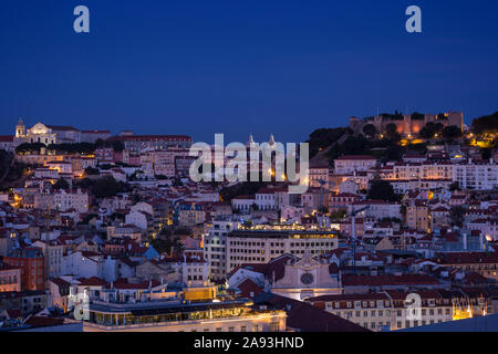 Convento da Graca, le château Sao Jorge (Castelo de Sao Jorge) et le centre-ville de Lisbonne au crépuscule. Vu de Miradouro de Sao Pedro de Alcantara vue. Banque D'Images