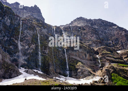 Vue panoramique sur la cascade de la Gorge du Diable (Garganta del Diablo) au Mont Tronador en base de Pampa Linda, Parc National Nahuel Huapi, Patagonie Banque D'Images