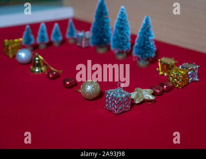 Petites décorations de Noël en appui sur le tapis rouge Banque D'Images
