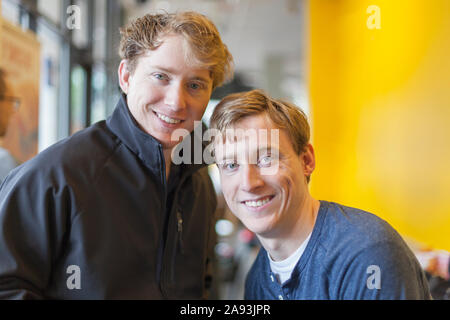 Heureux frères ensemble, un avec paralysie cérébrale Banque D'Images
