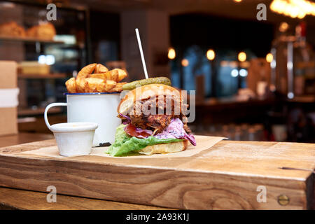 Hamburger de poulet et frites Banque D'Images