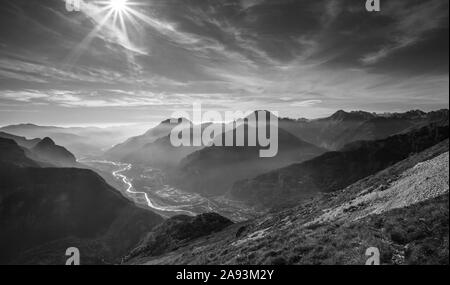 Vue aérienne de la vallée de Longarone à côté du Dolomites italiennes Banque D'Images