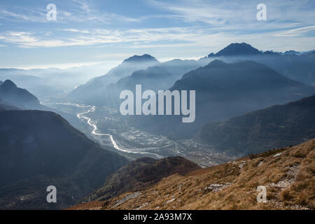 Vue aérienne de la vallée de Longarone à côté du Dolomites italiennes Banque D'Images