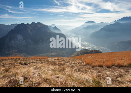 Vue aérienne de la vallée de Longarone à côté du Dolomites italiennes Banque D'Images